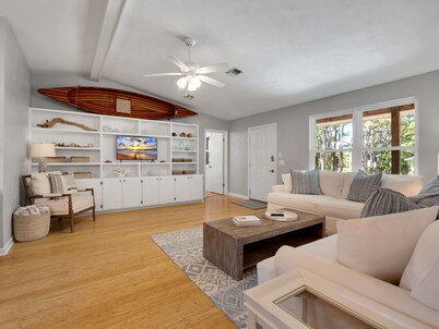 New Listing! Waterfront, Tiki Hut, Elevator
