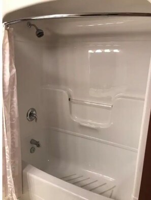 Een douche, een haardroger, toiletpapier