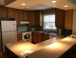 Fridge, microwave, oven, stovetop - Beautiful Balsam Lake Retreat-2Hammocks on Balsam (Kawartha Lakes)