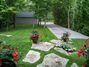 Property grounds - Beautiful Balsam Lake Retreat-2Hammocks on Balsam (Kawartha Lakes)