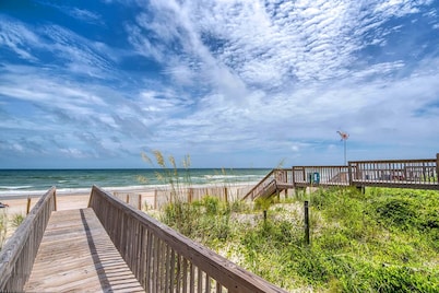 Fully Renovated Oceanfront - Private Beach Access - Sleeps 8 - Dog Friendly