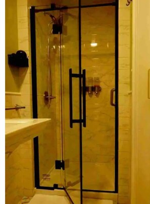 Shower, hair dryer, towels, soap - Pocono Dreams (Stroudsburg)
