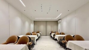 A conference room with tables and chairs arranged for meetings. - Green Island Holiday Hotel (Jiangmen)