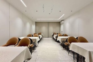 A conference room with tables and chairs arranged for meetings. - Green Island Holiday Hotel (Jiangmen)