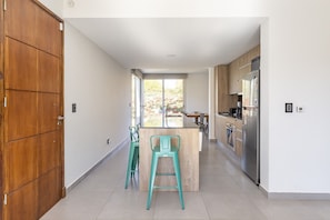 Refrigerador, microondas, horno, placa de cocina