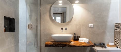 Douche, sèche-cheveux, peignoirs, bidet