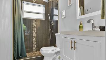 Shower, hair dryer, bidet, towels