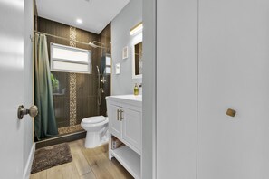 Dusche, Haartrockner, Bidet, Handtücher