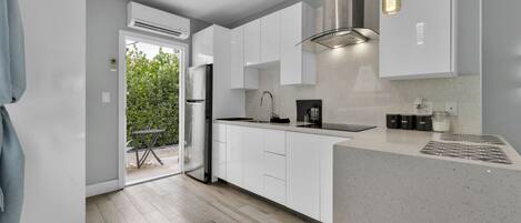 ثلاجة، ميكروويف، موقد طهي مسطح، ماكينة لصنع القهوة/الشاي