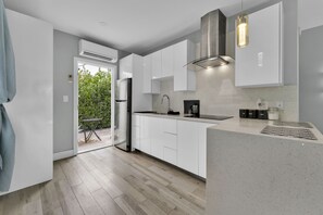 Fridge, microwave, stovetop, coffee/tea maker - Modern Unit in Wynwood w/ FREE PARKING,WIFI,Kitchen - 18mins from South Beach1!  (Miami)