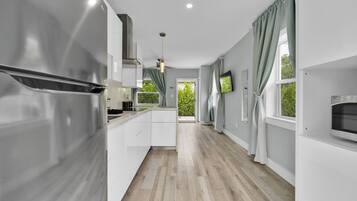 Refrigerador, microondas, parrilla de estufa y cafetera y tetera