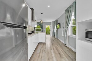 Frigorífico, microondas, placa de cocina y cafetera o tetera