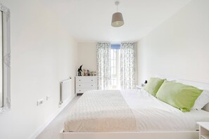 1 bedroom, iron/ironing board, free WiFi, bed sheets - Modern flat, excellent location! (London)