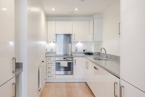 Fridge, oven, stovetop, dishwasher - Modern flat, excellent location! (London)