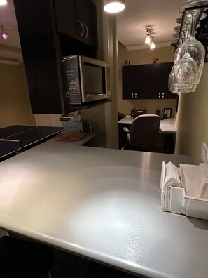 Fridge, microwave, oven, stovetop - Peaceful Escape, near Notre Dame & Lake Michigan! (Niles)