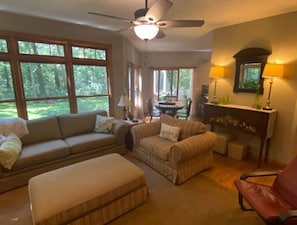 Smart TV, fireplace, video games, DVD player - Peaceful Escape, near Notre Dame & Lake Michigan! (Niles)