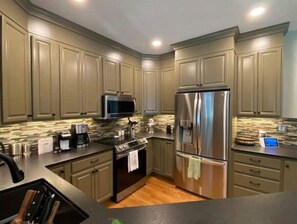 Fridge, microwave, oven, stovetop - Peaceful Escape, near Notre Dame & Lake Michigan! (Niles)