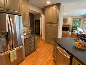Fridge, microwave, oven, stovetop - Peaceful Escape, near Notre Dame & Lake Michigan! (Niles)