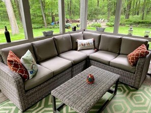 Smart TV, fireplace, video games, DVD player - Peaceful Escape, near Notre Dame & Lake Michigan! (Niles)