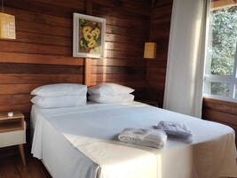 Espacio para trabajar con laptop y cortinas blackout 