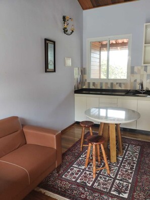 Minikjøleskap og mikrobølgeovn