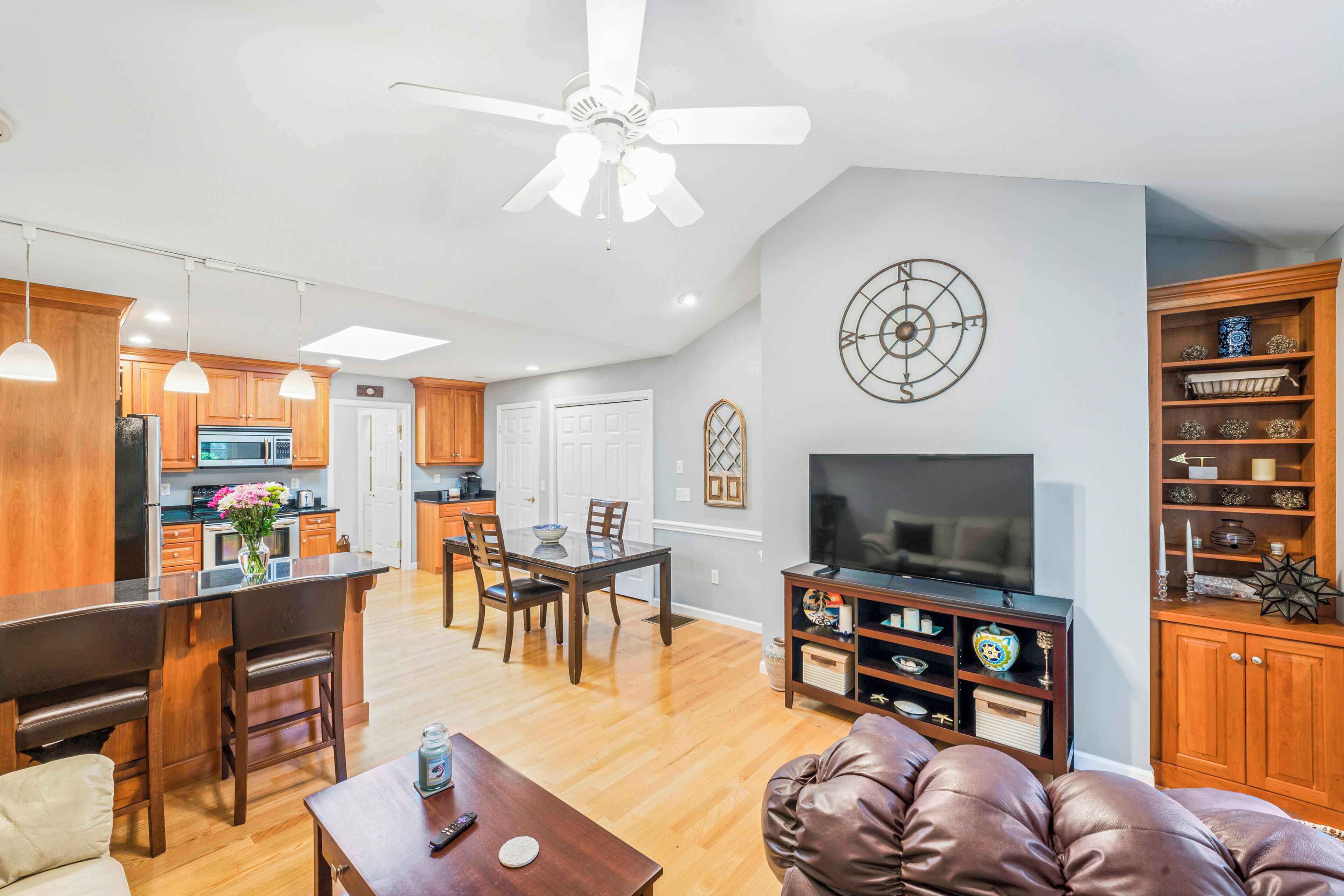 Private, 1 bed/1.5 bath apt close to local beaches