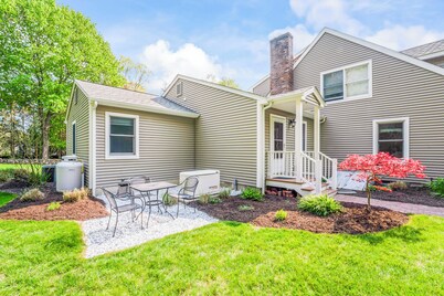 Private, 1 bed/1.5 bath apt close to local beaches