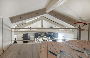 3 bedrooms, travel crib, free WiFi, bed sheets