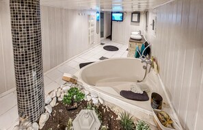 Combined shower/tub