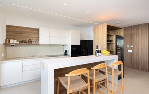 Kjøleskap, ovn, oppvaskmaskin og kaffetrakter/tekoker