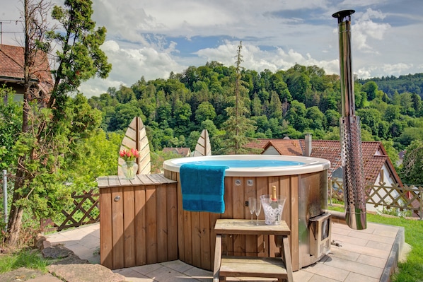 Outdoor spa tub