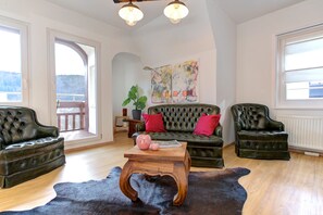 Smart TV, books, stereo