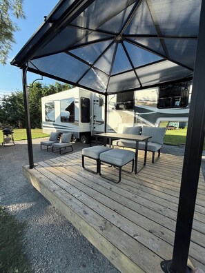 Outdoor dining - Waterview Trailer on Georgian Bay w/ kayaks and paddleboard and sandy beach (Victoria Harbour)