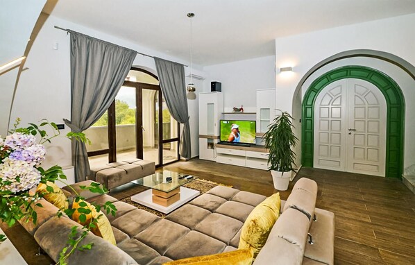 TV, fireplace, ping pong, stereo