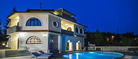 Et oppvarmet basseng