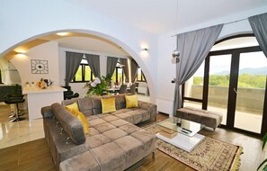 TV, fireplace, ping pong, stereo