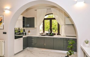 Kjøleskap, ovn, kokeplater og oppvaskmaskin