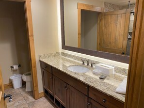 Doccia, vasca idromassaggio, asciugacapelli, asciugamani