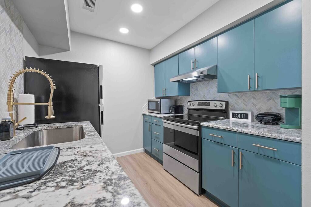 Charming gated Condo W/Pool and high-speed Wi-fi