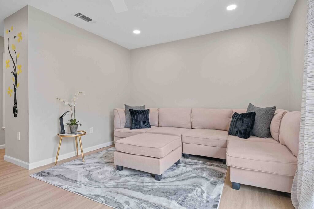 Charming gated Condo W/Pool and high-speed Wi-fi