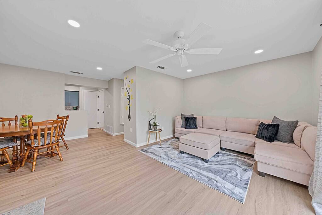 Charming gated Condo W/Pool and high-speed Wi-fi