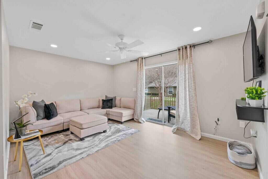 Charming gated Condo W/Pool and high-speed Wi-fi