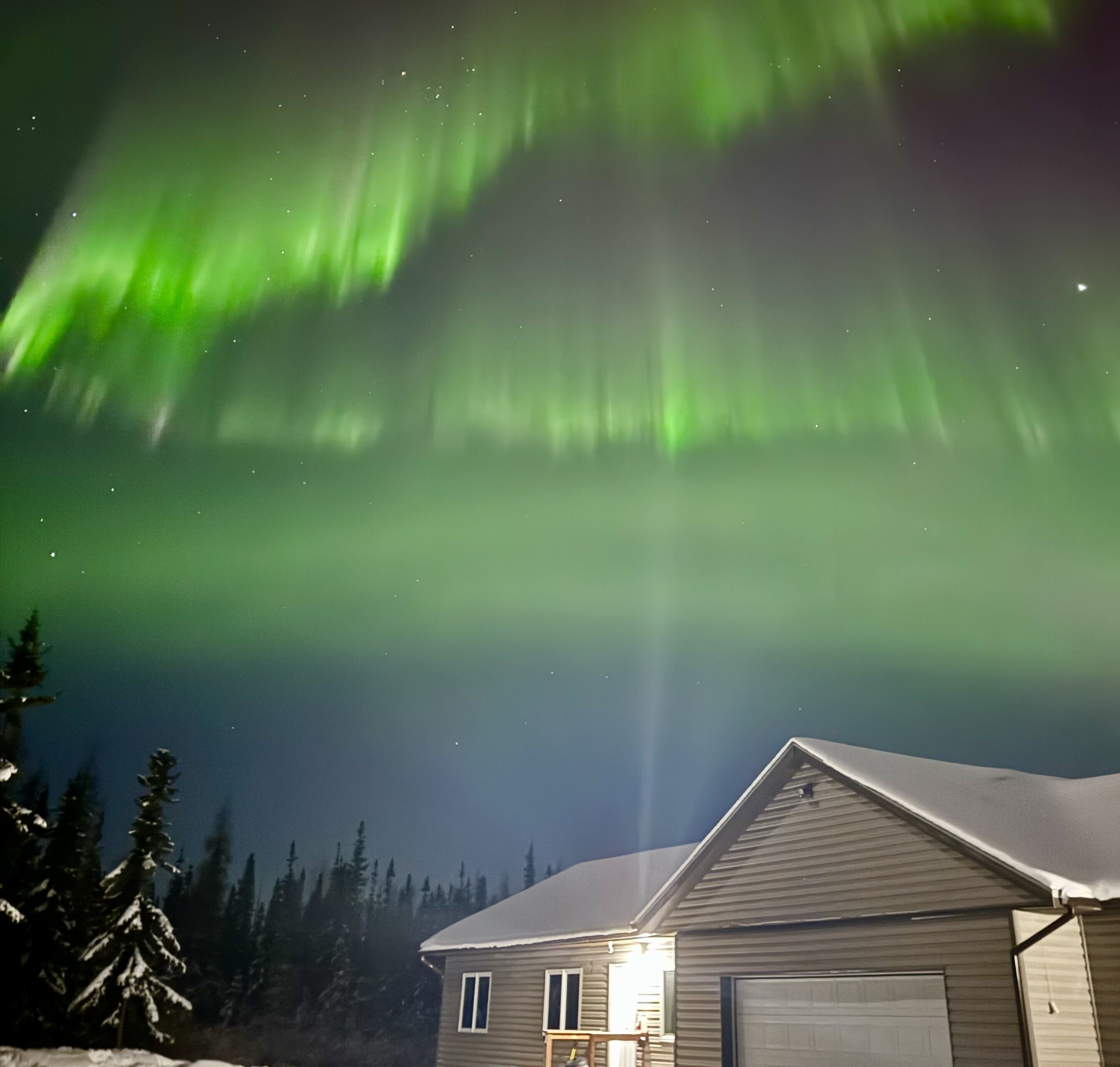 Cozy Alaskan Stay: 3BR home, aurora views + garage