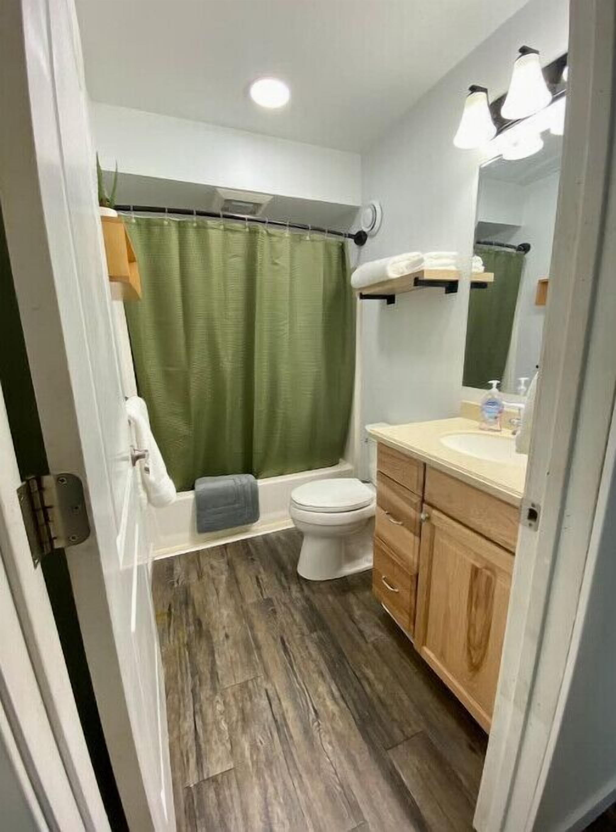 Cozy Alaskan Stay: 3BR home, aurora views + garage