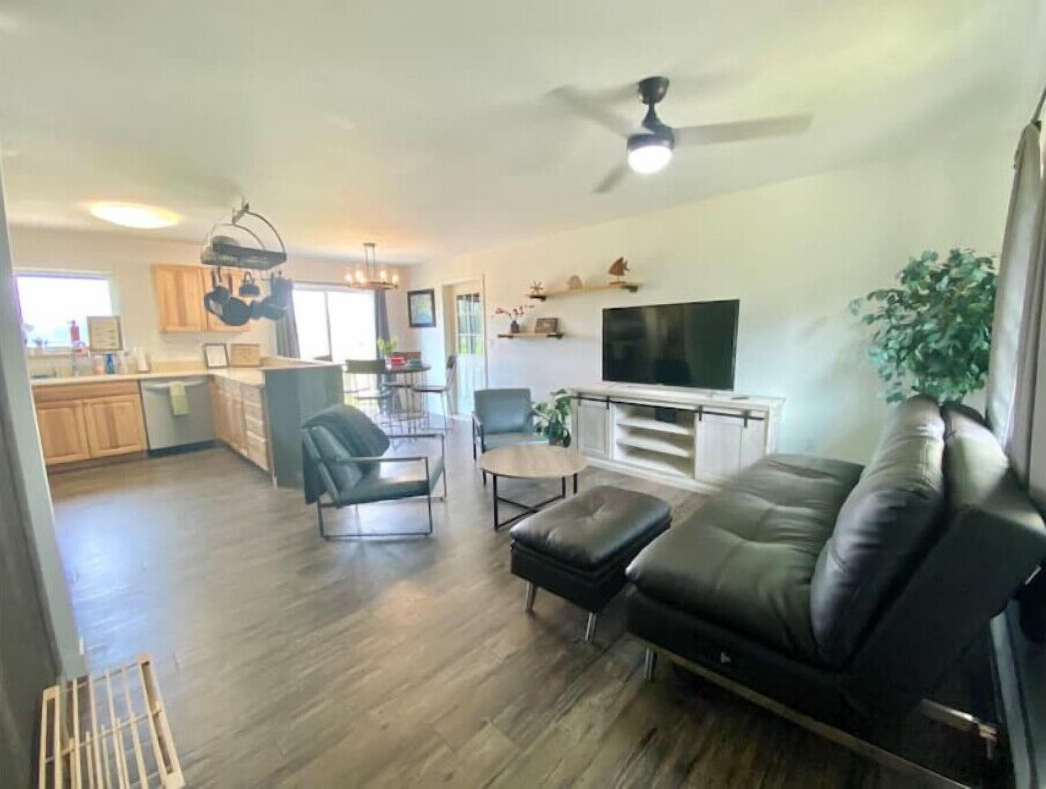 Cozy Alaskan Stay: 3BR home, aurora views + garage