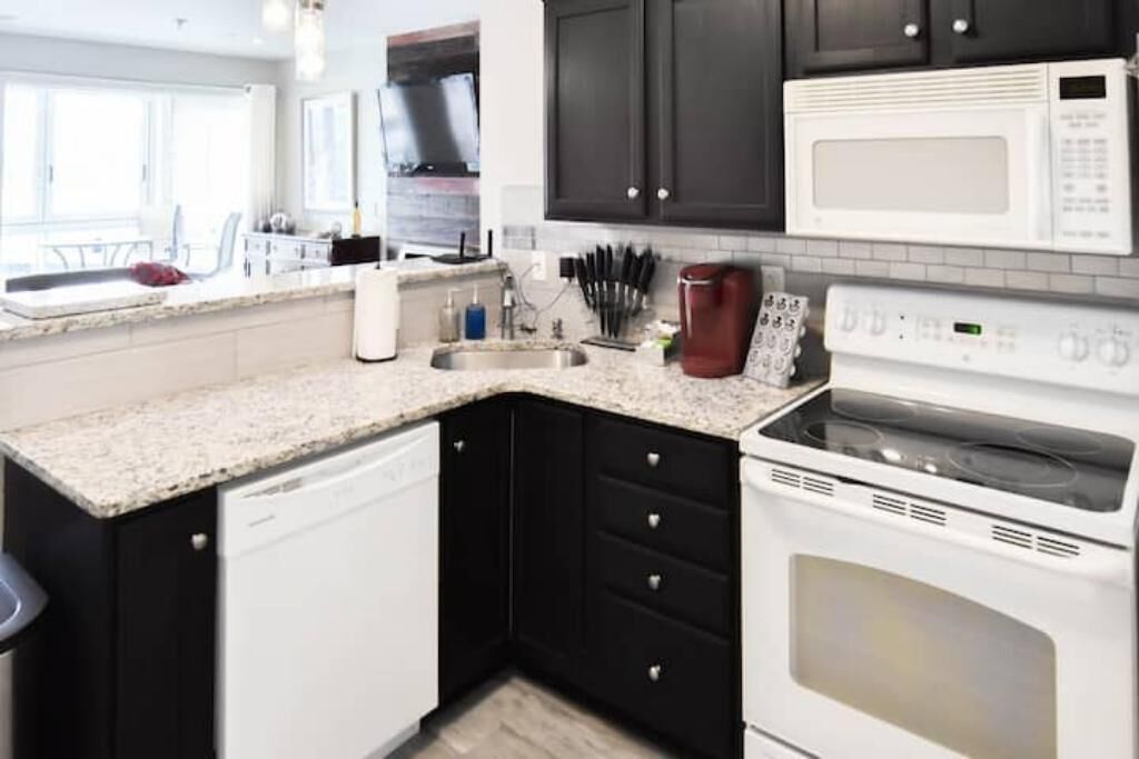 Lake view, indoor/outdoor pools & hot tubs, golf and more! Smith Mountain Lake 