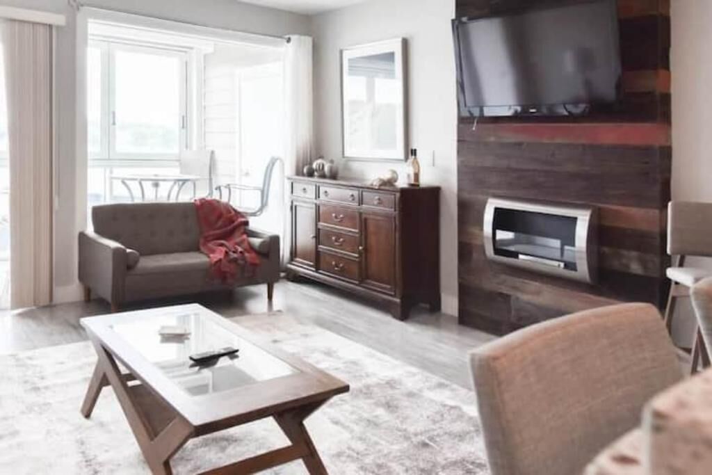 Lake view, indoor/outdoor pools & hot tubs, golf and more! Smith Mountain Lake 