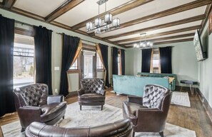 TV - Emerald Square I Minutes to Downtown I 4 King Beds (Lansing)