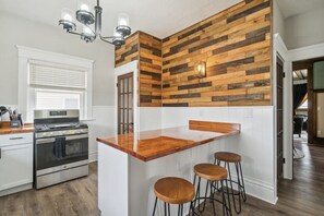 Fridge, microwave, oven, stovetop - Emerald Square I Minutes to Downtown I 4 King Beds (Lansing)