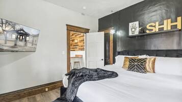 4 bedrooms, desk, WiFi, bed sheets